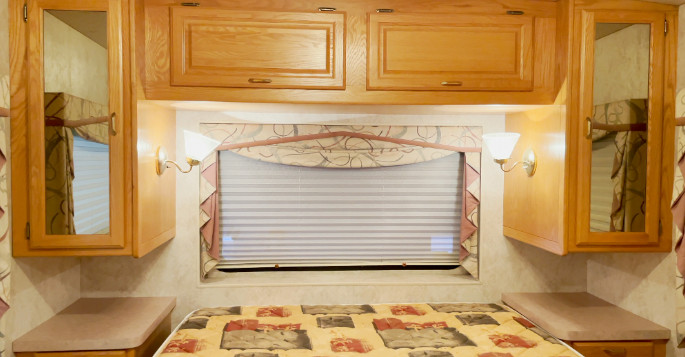 Le mur avec les armoires et les vieux miroirs au-dessus du lit dans la chambre de notre VR, avant la transformation la vieille tête de lit dans la chambre du VR